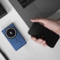 Preview: iPhone und Apple Watch Power Bank MagSafe Qi kabellos magnetisch blau am Tisch Zubehör online kaufen