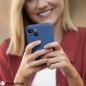 Preview: iPhone 15 Pro Max Silicone Mag Cover MagSafe in blau in der Hand Zubehör online kaufen bestellen