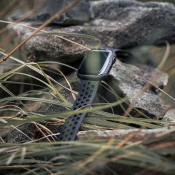 Apple Watch 4 5 6 7 SE TACTICAL Zulu Aramid Cover Carbon-schwarz liegt im Gras Zubehör kaufen