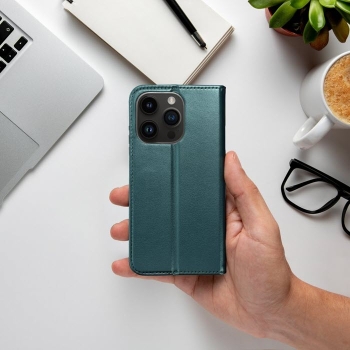 iPhone 15 Pro Max Handytasche Magneto Book Case grün in der Hand online kaufen bestellen