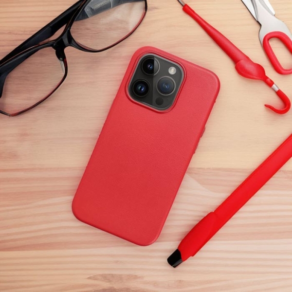 iPhone 15 Pro Max Leather MagSafe Case in rot am Tisch Zubehör online kaufen bestellen