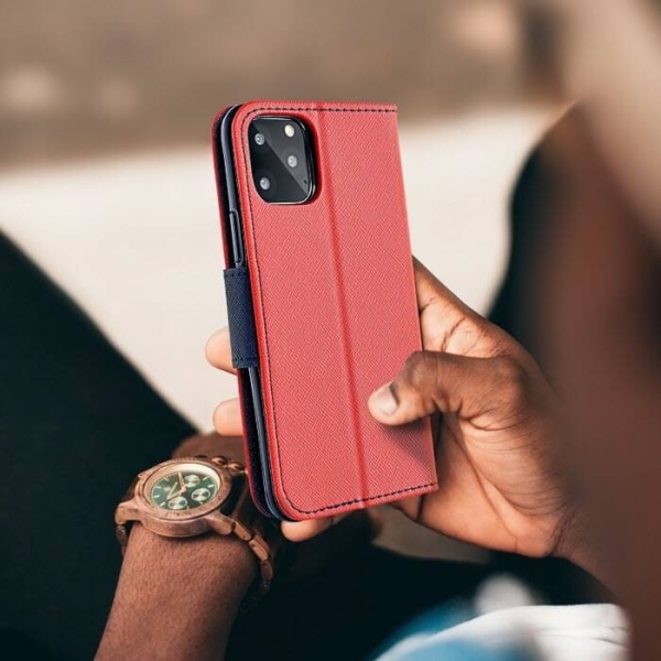 iPhone FANCY Book Case in rot in der Hand online kaufen bestellen