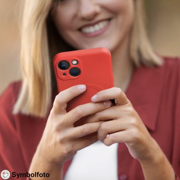 iPhone Silicone Mag Cover MagSafe in rot in der Hand Zubehör online kaufen bestellen