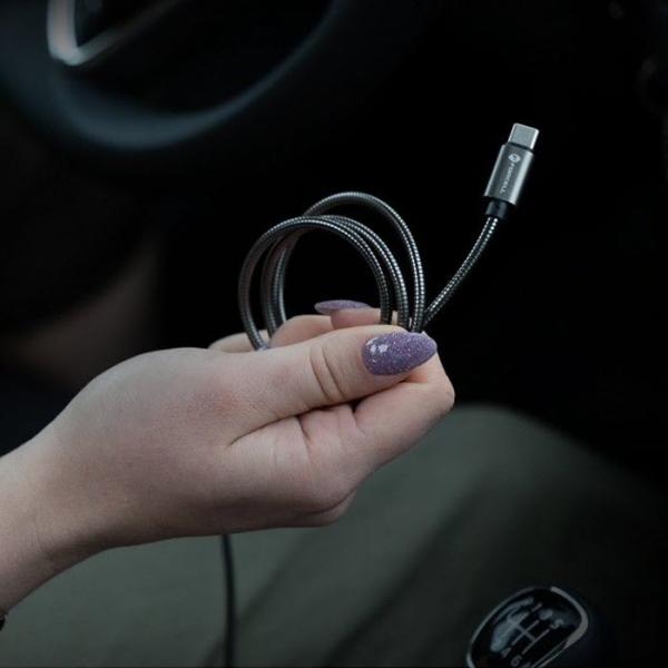 iPhone Ladekabel USB-C mit 100W 5A mit E-Mark Chip FORCELL F-ENERGY C239 in der Hand online bestellen